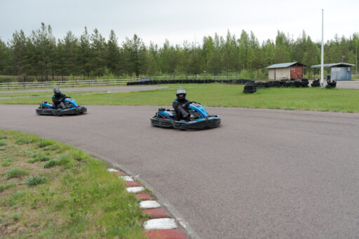 Sven-ja-Jani-kisaavat-karting-radalla