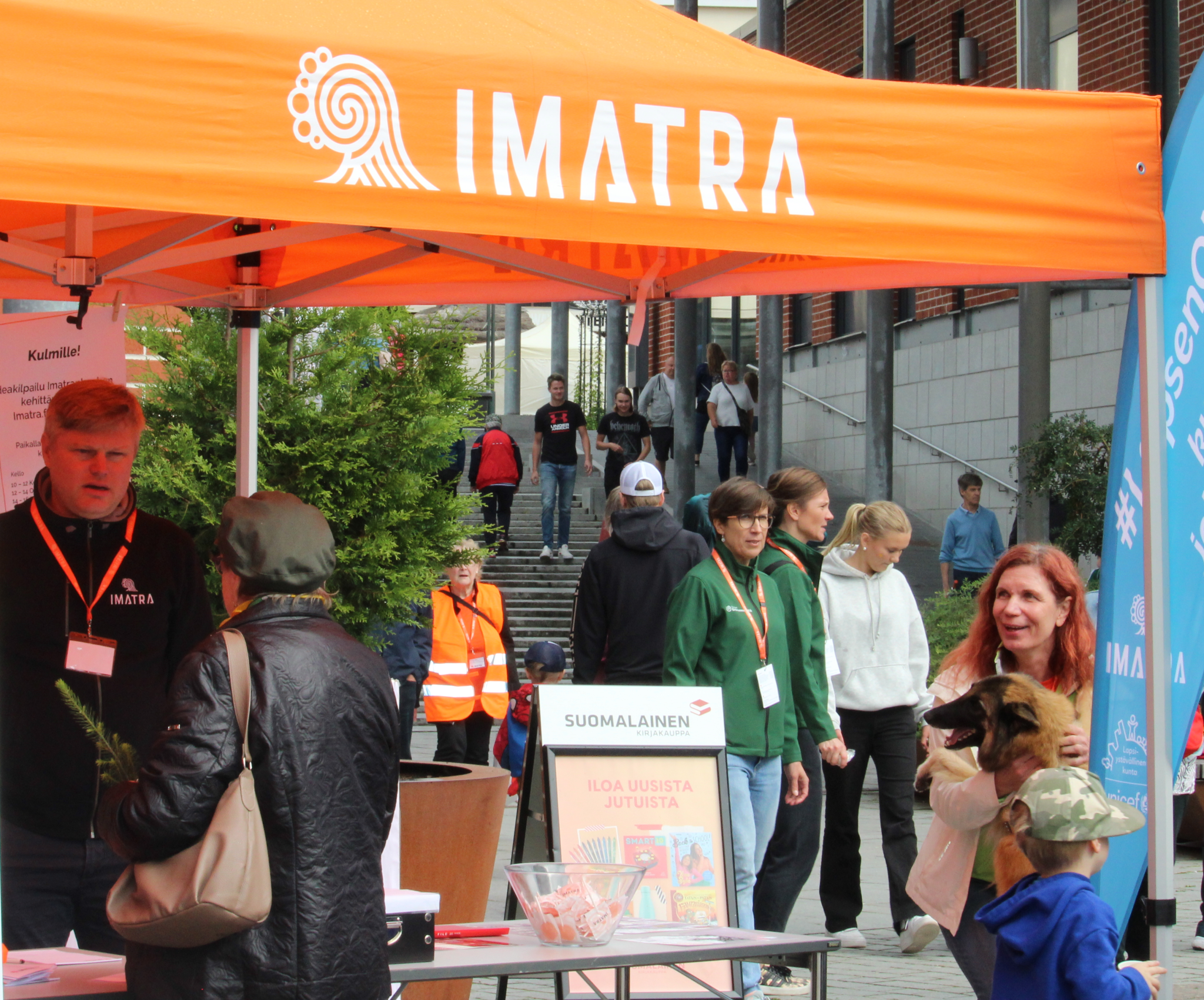 Imatra-katos ja kaupungin työntekijöitä sekä yleisöä Imatra-päivässä Nepparinaukiolla.