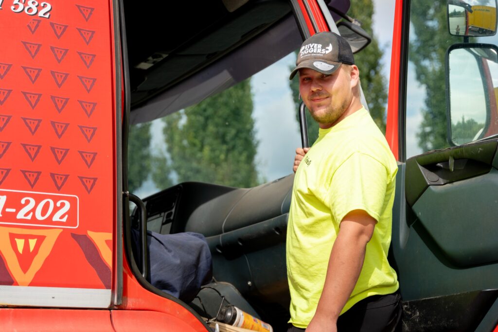 Aatu Vaittinen nousee kuorma-autoon.