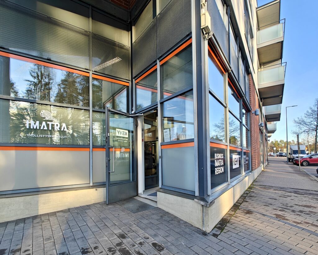 Liikehuoneiston ovi avoimena katutasossa.