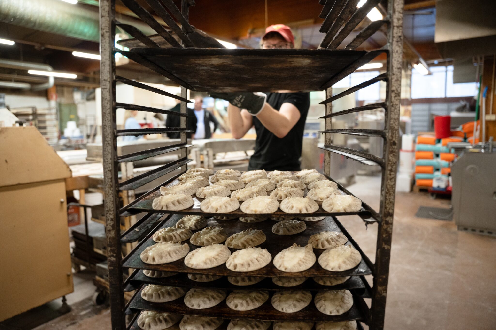 Karjalanpiirakoita pelleillä telineessä leipomossa.