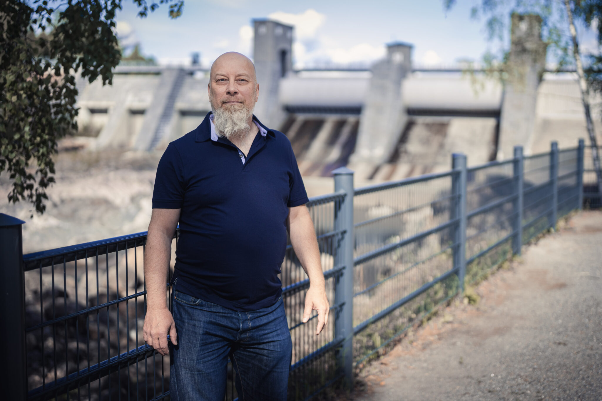 Janne Saharinen ja taustalla Imatrankosken pato.